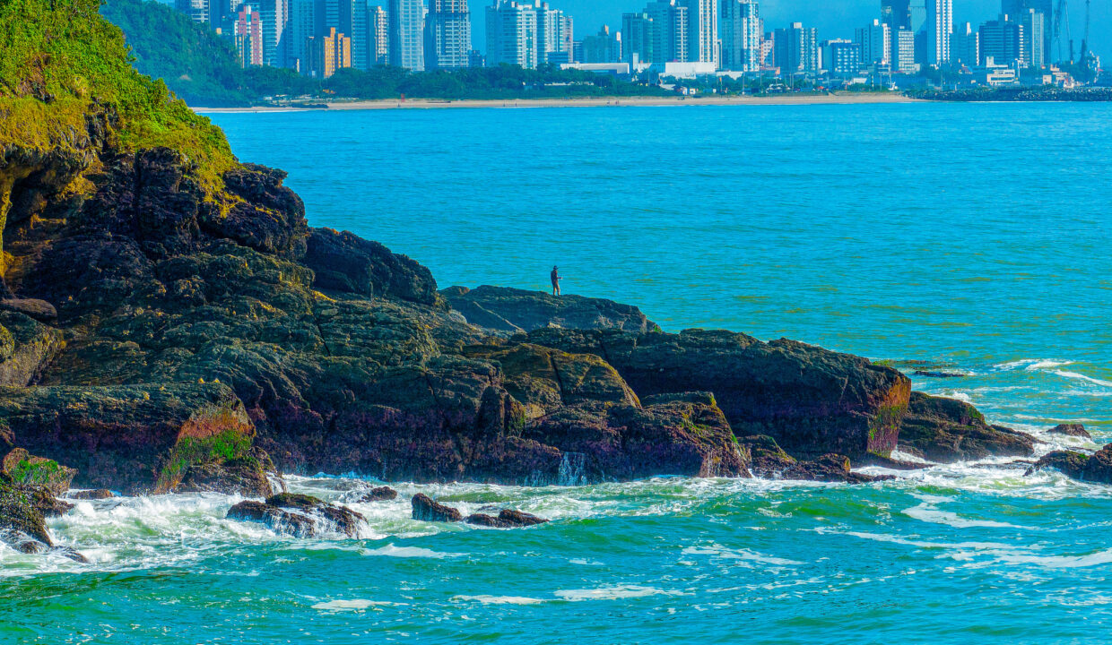 Homem pescando na encosta